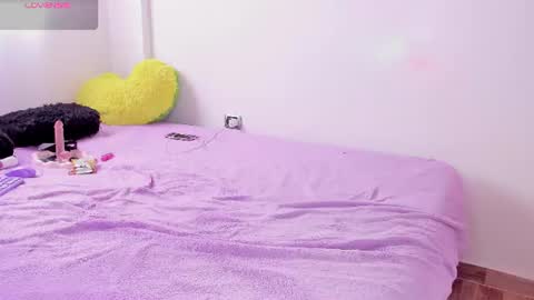 Snapshot of emy_xdy chatting on June 19, 6:45 pm Im Emily would you like to help me reach 100 online show from June 19, 6:45 pm