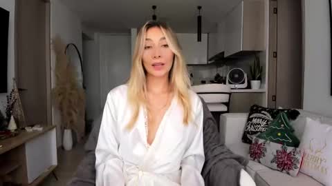 emyconneer online show from December 10, 6:28 pm