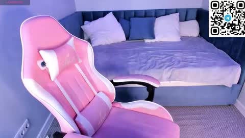 Snapshot of enigmatic_ella chatting on February 9, 1:09 am Ella online show from February 9, 1:09 am