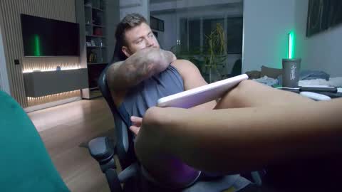 Erik online show from October 30, 4:52 pm