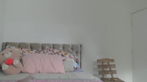 Snapshot of enyer_twin chatting on December 2, 6:36 pm enyer_twin online show from December 2, 6:36 pm