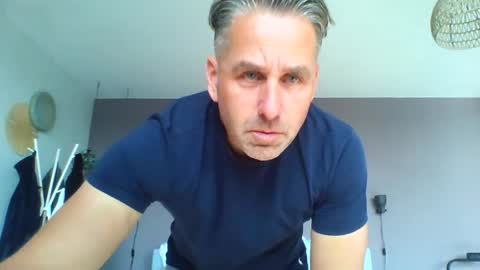 Snapshot of enzoenzo7 chatting on September 27, 10:20 am Enzos Massive Cock online show from September 27, 10:20 am