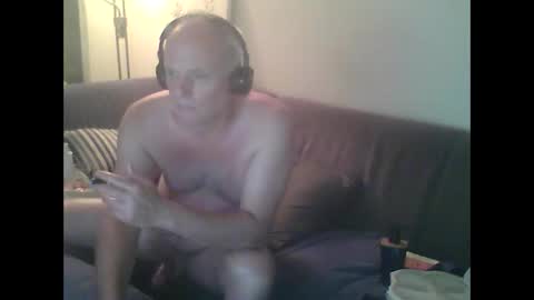 Snapshot of eric204 chatting on June 10, 1:39 am Eric online show from June 10, 1:39 am