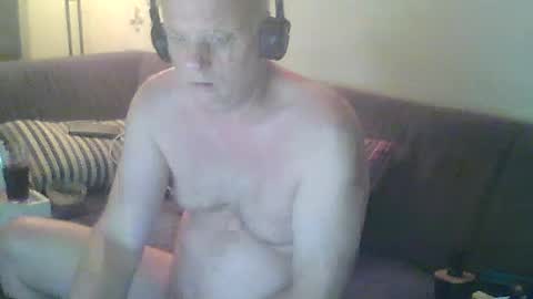 Snapshot of eric204 chatting on June 13, 4:10 am Eric online show from June 13, 4:10 am