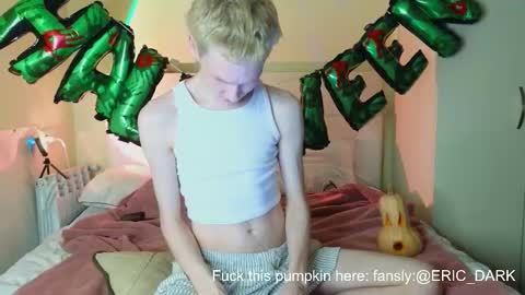 Snapshot of eric_dark chatting on October 30, 4:52 pm Eric online show from October 30, 4:52 pm