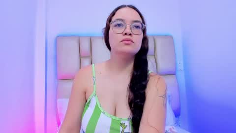Snapshot of erikastar_ chatting on May 1, 12:54 pm Erika online show from May 1, 12:54 pm