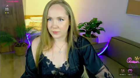 Snapshot of erinmilk chatting on June 18, 7:51 pm Erin online show from June 18, 7:51 pm
