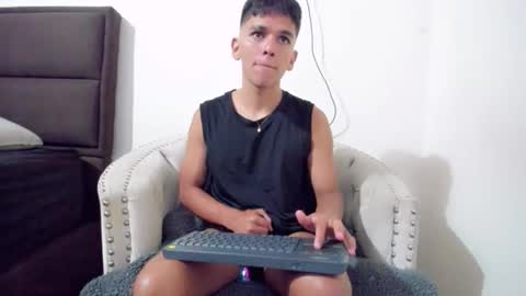 eron_crown online show from June 4, 5:02 am