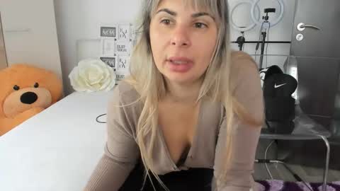 eroticsensualkitty4u online show from October 6, 7:28 am