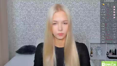 Snapshot of eshcka chatting on October 3, 5:15 am Megan and Brad online show from October 3, 5:15 am