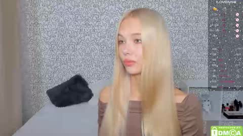 Snapshot of eshcka chatting on October 15, 4:45 am Megan and Brad online show from October 15, 4:45 am