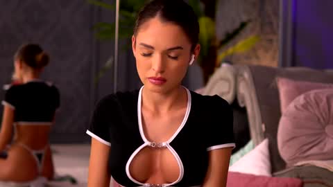 Snapshot of esmeainsley chatting on December 10, 3:30 am Raluca  online show from December 10, 3:30 am