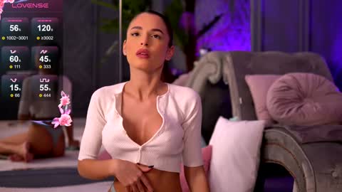 Snapshot of esmeainsley chatting on December 10, 11:19 pm Raluca  online show from December 10, 11:19 pm