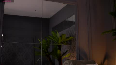 Snapshot of esmeainsley chatting on February 6, 10:53 pm Raluca  online show from February 6, 10:53 pm