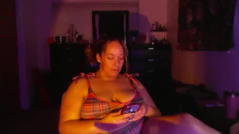 Snapshot of esmeluvs chatting on October 14, 11:05 pm Esme Luv online show from October 14, 11:05 pm