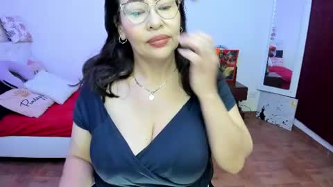 Snapshot of esmeralda_milf1 chatting on June 24, 8:41 pm esme online show from June 24, 8:41 pm