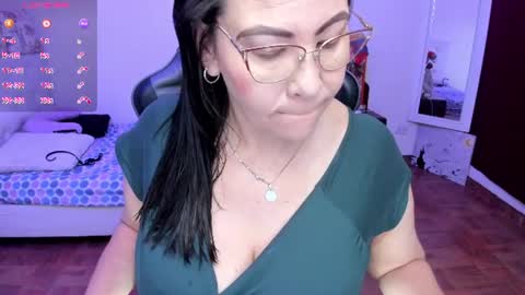 Snapshot of esmeralda_milf1 chatting on July 25, 8:50 pm esme online show from July 25, 8:50 pm