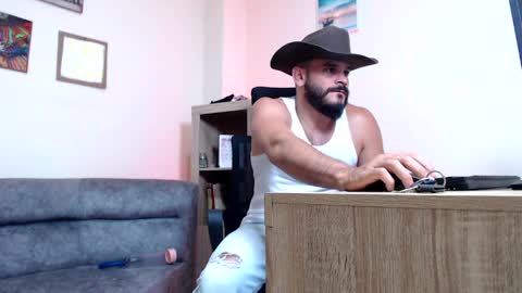 Snapshot of esteban_fer chatting on May 6, 12:21 pm Esteban Fernandez online show from May 6, 12:21 pm