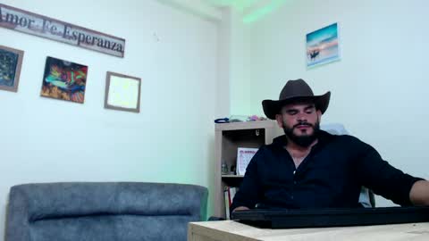 Snapshot of esteban_fer chatting on May 7, 6:30 am Esteban Fernandez online show from May 7, 6:30 am