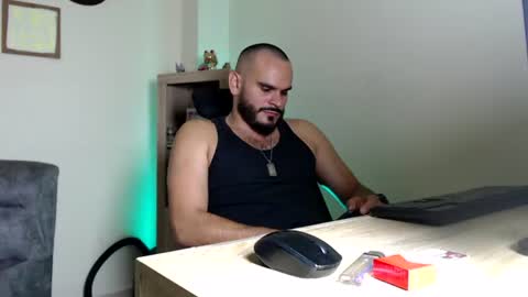Snapshot of esteban_fer chatting on June 28, 4:40 am Esteban Fernandez online show from June 28, 4:40 am