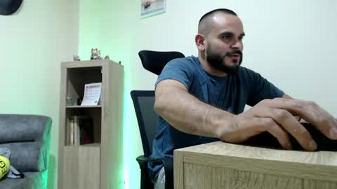 Snapshot of esteban_fer chatting on July 7, 4:04 am Esteban Fernandez online show from July 7, 4:04 am