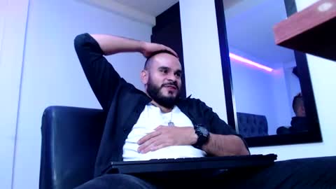 Snapshot of esteban_fer chatting on August 3, 7:18 am Esteban Fernandez online show from August 3, 7:18 am