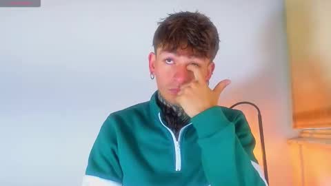 Esteban independent model online show from October 21, 11:00 am