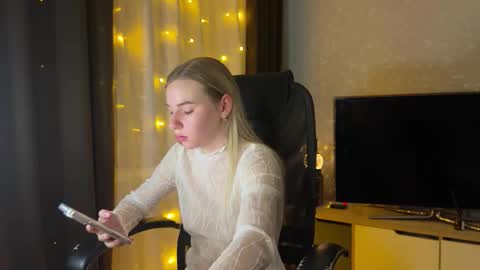 Ester online show from December 20, 6:15 pm