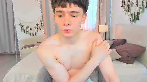 Snapshot of ethan_crowe chatting on July 5, 10:33 am Ethan online show from July 5, 10:33 am