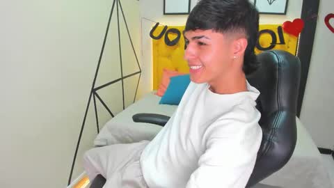 Snapshot of ethan_jamees chatting on February 16, 7:32 pm E T H A N online show from February 16, 7:32 pm