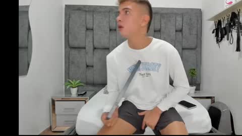 Snapshot of ethanhot_os chatting on April 1, 8:50 pm ethanhot_os online show from April 1, 8:50 pm