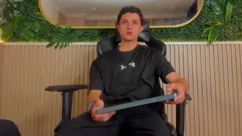 Snapshot of ethanlowell chatting on January 18, 2:48 am ethanlowell online show from January 18, 2:48 am