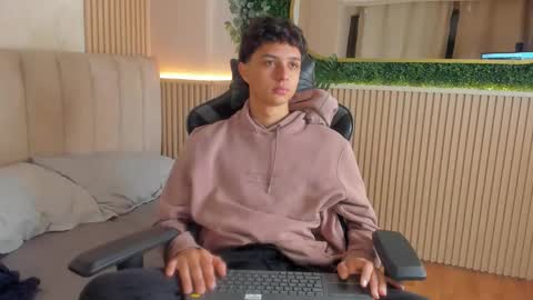 Snapshot of ethanlowell chatting on February 16, 4:41 am ethanlowell online show from February 16, 4:41 am