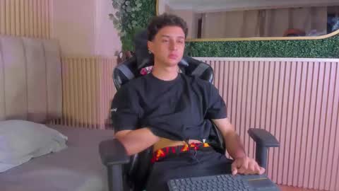 Snapshot of ethanlowell chatting on February 18, 3:24 am ethanlowell online show from February 18, 3:24 am