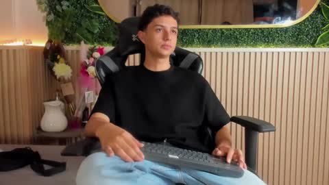 Snapshot of ethanlowell chatting on February 20, 4:20 am ethanlowell online show from February 20, 4:20 am