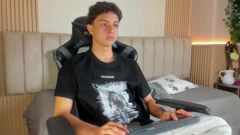 Snapshot of ethanlowell chatting on February 25, 4:22 am ethanlowell online show from February 25, 4:22 am