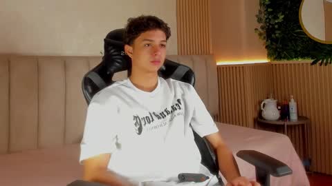 Snapshot of ethanlowell chatting on March 1, 5:09 am ethanlowell online show from March 1, 5:09 am