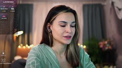 Snapshot of euphoriiiaa chatting on December 26, 7:03 am Mira online show from December 26, 7:03 am