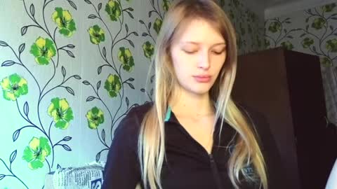 Snapshot of eva_eyre chatting on June 5, 6:42 am Evvie online show from June 5, 6:42 am