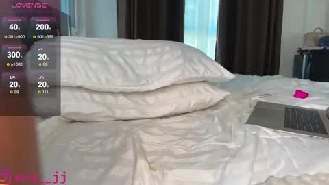 Snapshot of eva_j chatting on February 19, 6:11 am Free toy control in pvt online show from February 19, 6:11 am