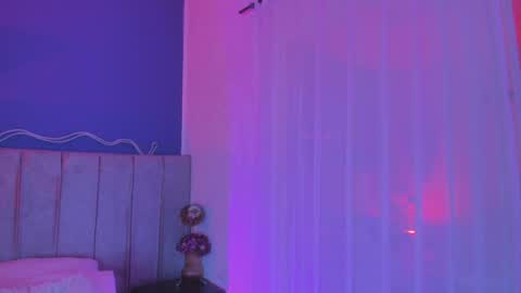 Snapshot of evaa_stevens chatting on April 6, 8:10 pm julieth online show from April 6, 8:10 pm