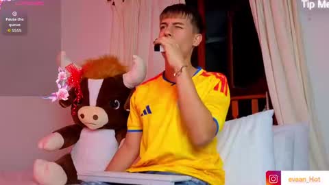 Snapshot of evaan_hot chatting on June 19, 3:00 am EVAN online show from June 19, 3:00 am