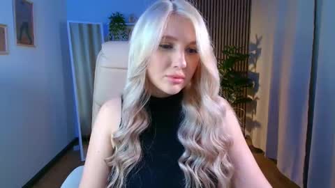 Snapshot of evacadooo chatting on April 19, 9:19 am Eva online show from April 19, 9:19 am