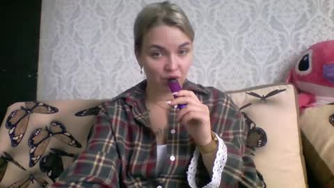 Snapshot of evadelicious_ chatting on July 1, 9:33 am evadelicious_ online show from July 1, 9:33 am