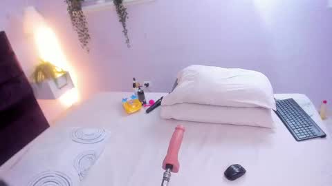 Snapshot of evahalston chatting on September 10, 12:10 am evahalston online show from September 10, 12:10 am