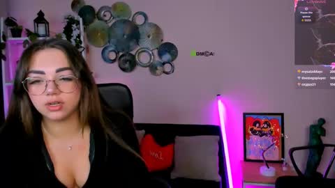 Snapshot of evalora_vei chatting on April 23, 7:27 pm evalora online show from April 23, 7:27 pm
