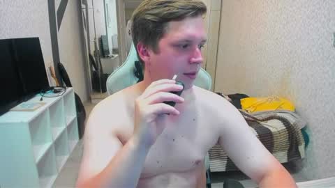 Snapshot of evan_boomer chatting on July 10, 2:41 pm evan_boomer online show from July 10, 2:41 pm
