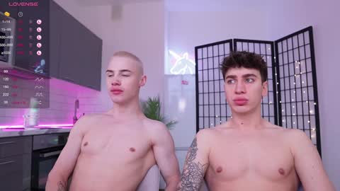 Snapshot of evan_white_ chatting on December 2, 8:09 am evan_white_ online show from December 2, 8:09 am