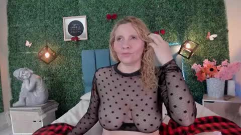 Snapshot of evangelyne_rose chatting on March 4, 7:53 pm Evangelyne online show from March 4, 7:53 pm