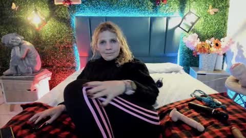 Snapshot of evangelyne_rose chatting on March 8, 2:04 am Evangelyne online show from March 8, 2:04 am